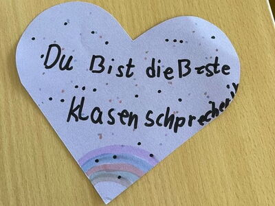 Ein gefaltetes Herz mit der personalisierter Aufschrift