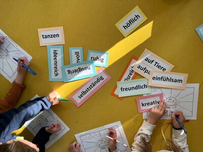 Bunte Kärtchen mit Wörtern liegen auf einem Tisch